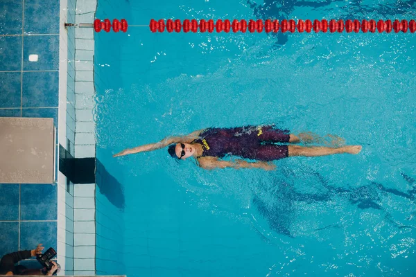 Junge Schwimmerin schwimmt in Schwimmbad — Stockfoto