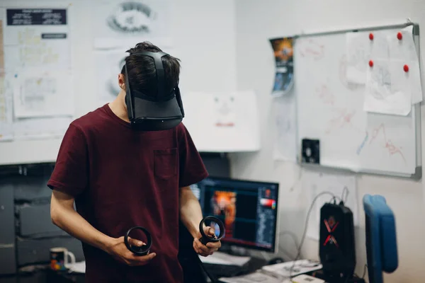 Anak muda dalam kacamata realitas maya, kacamata vr headset dengan joystick — Stok Foto