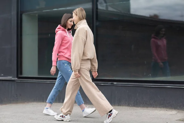 Δύο κορίτσια περπατούν στο δρόμο της πόλης. Νεαρή γυναίκα έξω. — Φωτογραφία Αρχείου