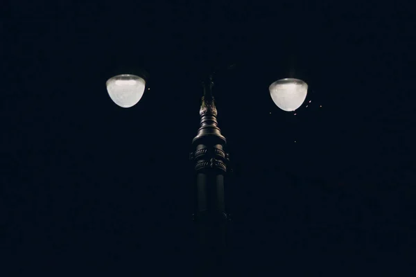 Régi utcai lámpa az utcán szúnyogokkal éjszaka — Stock Fotó