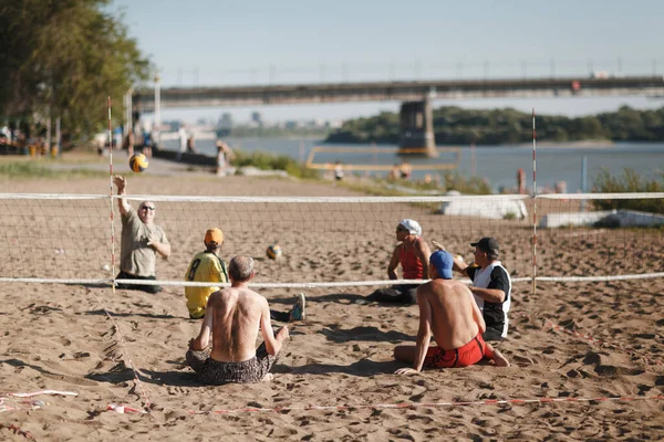 Moskva, Russland - 14. juli 2020: Sitte-handikappede amputerte volleyballspillere spiller på stranden. – stockfoto