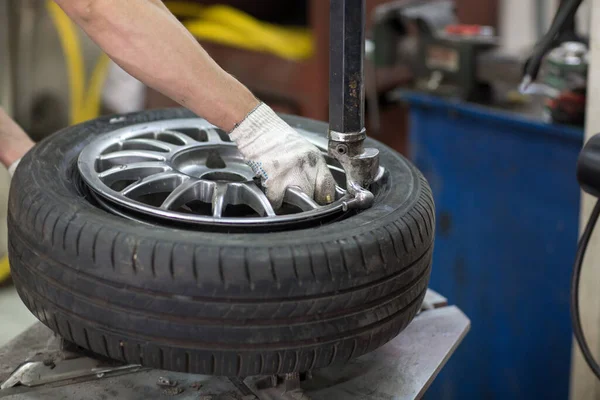 Mekaniker byter däckmontering. Reparation av hjuldäck. — Stockfoto