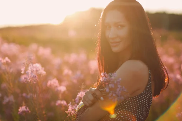 Giovane donna in fiore campo di fiori. Concetto di femminilità. — Foto Stock