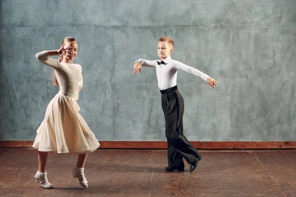 Jeunes danseurs garçon et fille dansant dans la danse de salon Samba — Photo