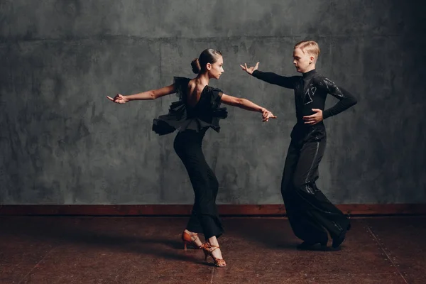 Casal jovem dançando em dança de salão cha cha cha . — Fotografia de Stock