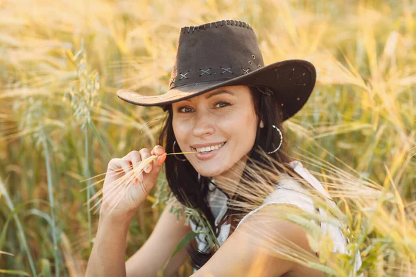 Donna agricoltore ritratto in cappello da cowboy al campo di segale al tramonto — Foto Stock