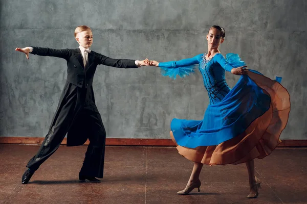 Danse de salon. Jeune homme et femme dansant foxtrot. — Photo
