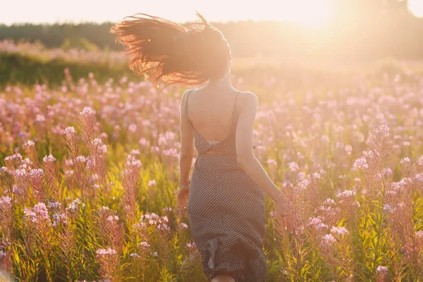 Chica en el floreciente campo de flores Sally. Flores y mujer lila. —  Fotos de Stock
