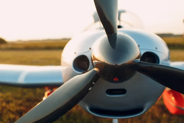프로펠러를 달고 공기를 흡입하는 비행기 모터 — 스톡 사진