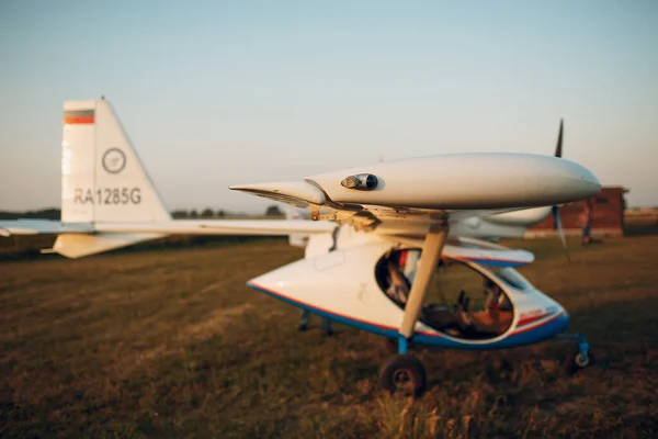 RUSSLAND, MOSKAU - 1. AUGUST 2020: Kleine private einmotorige Propellermaschine am Regionalflughafen — Stockfoto