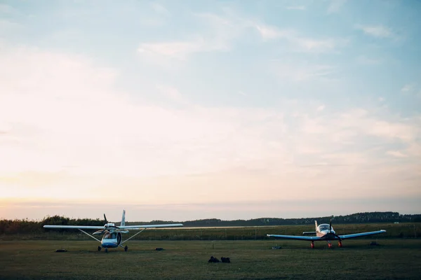 RUSSIA, MOSCOW - AUGUST 1, 2020: Små privata enmotoriga propellerflygplan vid solnedgången regional flygplats — Stockfoto