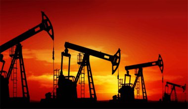 Gün batımında petrol kulesi pompası silueti