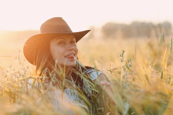 Donna contadino in cappello da cowboy a campo agricolo al tramonto — Foto Stock