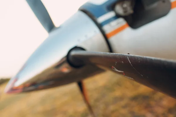 Pequeño avión privado de hélice de un solo motor con volar en la hoja en el aeropuerto regional — Foto de Stock