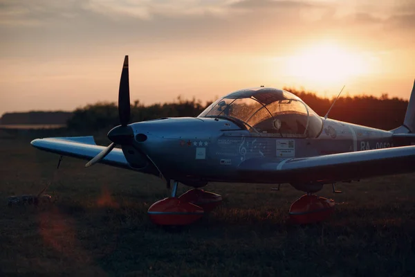 RUSSLAND, MOSKAU - 1. AUGUST 2020: Kleine private einmotorige Propellermaschine am Regionalflughafen bei Sonnenuntergang — Stockfoto