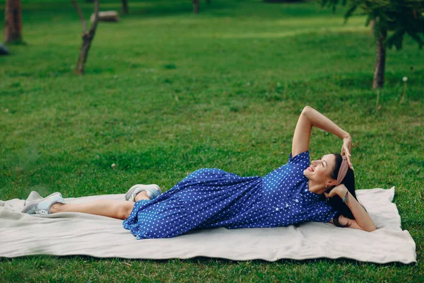 Bella giovane donna adulta in abito blu picnic a prato nel parco — Foto Stock