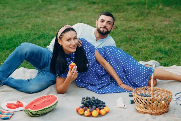 Giovane donna adulta e uomo coppia picnic a prato erba verde nel parco — Foto Stock