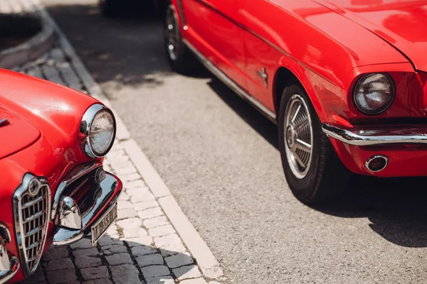 Cannes, Frankreich - 5. Juli 2018: Retro-Autorallye. Französische Riviera. Nizza - Cannes - Saint-Tropez. Roter Alfa-Romeo — Stockfoto