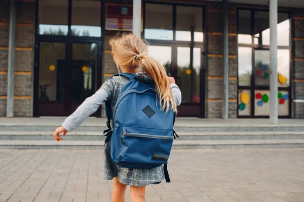 かわいいです女の子とともにバックパックで学校に走ります — ストック写真