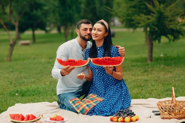 Giovane donna adulta e uomo coppia picnic a prato erba verde nel parco divertirsi con anguria — Foto Stock