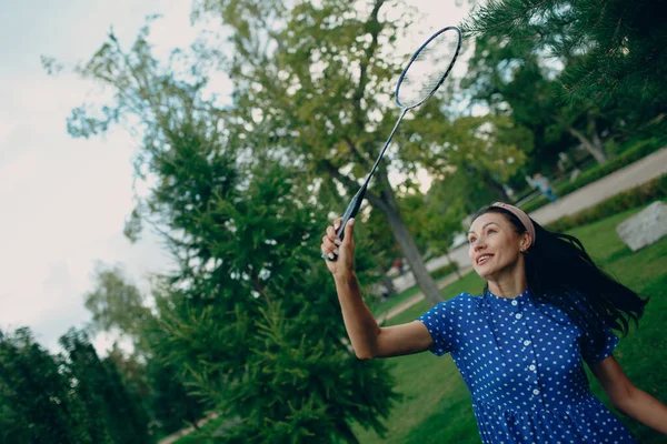 Wanita dewasa muda bermain bulutangkis di taman — Stok Foto