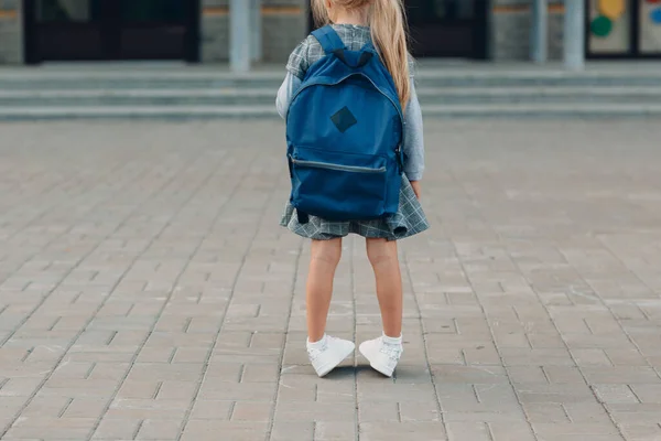 Schattig klein meisje met rugzak gaat terug naar school — Stockfoto