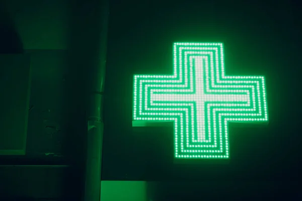 薬局の建物に緑の十字記号 — ストック写真