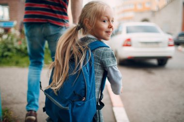Babasının kızıyla okula dönerken sırt çantası taşıdığını hayal et.