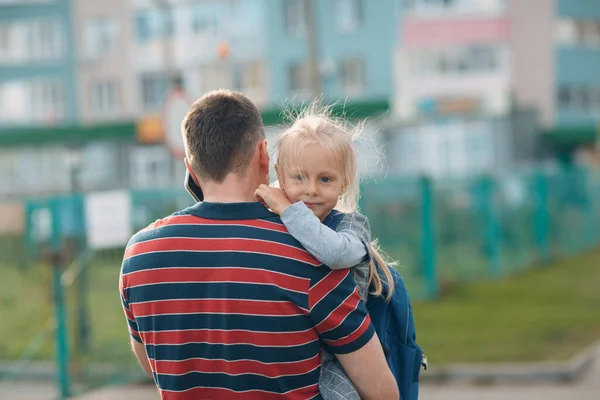 Вид ззаду батька, що йде до школи зі своєю маленькою донькою . — стокове фото