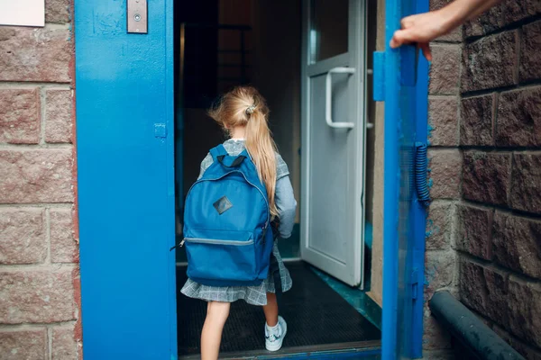 バックパックを持っている彼の娘と一緒に学校から家に戻ってくる父親のリアビュー — ストック写真