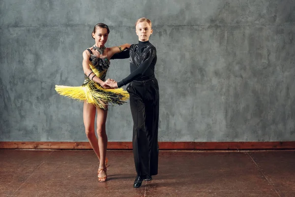 Genç adam ve kadın dansçılar baloda dans ediyorlar ça-ça-ça-ça.