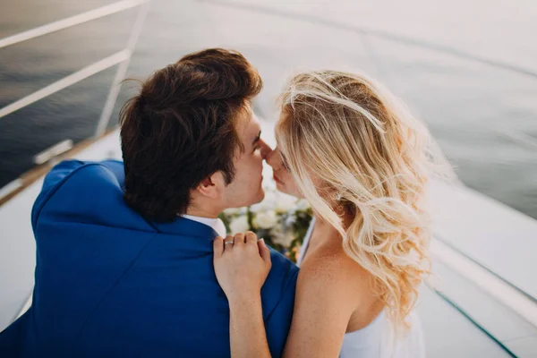 Mariage couple mariée et marié ensemble pour toujours sur yacht — Photo