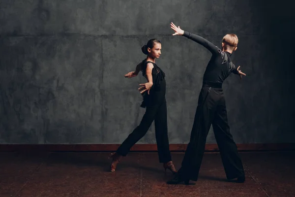 Casal jovem dançando em dança de salão Paso doble — Fotografia de Stock