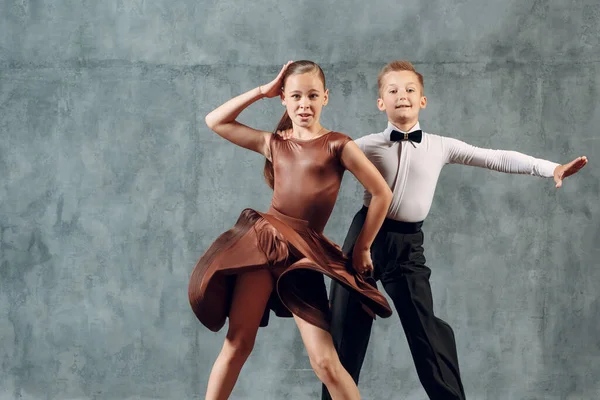 Jonge dansers jongen en meisje dansen in ballroom dans Samba — Stockfoto