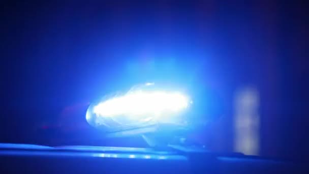 Flasher blauw licht van de politie verkeer patrouille auto op nacht straat met wazig — Stockvideo