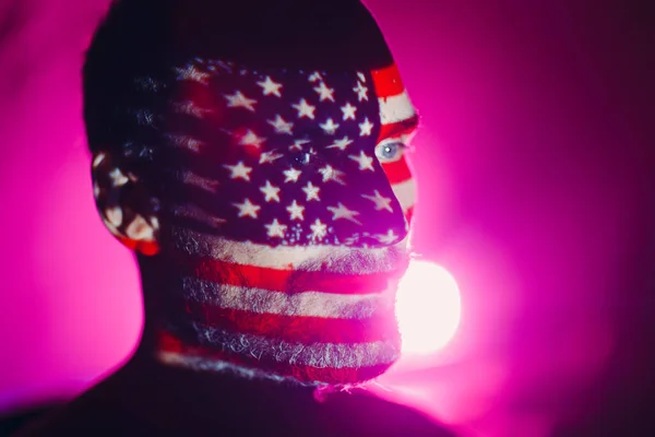 Pria dewasa dengan bendera USA di wajahnya dalam gelap. — Stok Foto