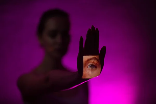 Slepá žena s okem na dlani ve tmě — Stock fotografie