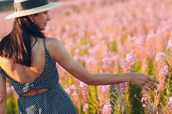 Ragazza in cappello in fiore campo di fiori Sally. Fiori lilla e donna. — Foto Stock