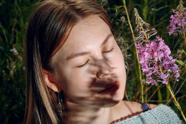 Mulher muito jovem ao ar livre no parque com flores de verão — Fotografia de Stock