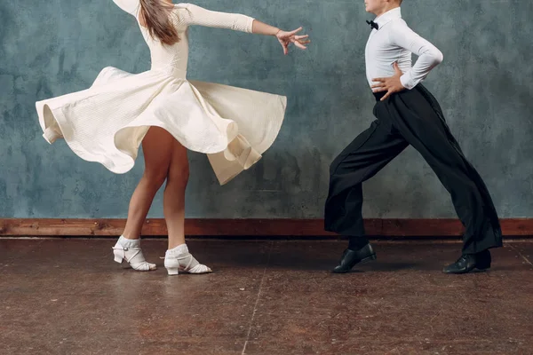 一对年轻夫妇在舞厅跳舞桑巴 — 图库照片