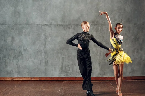 Young couple sport dancers dancing in ballroom dance cha-cha-cha. — Stock Photo, Image