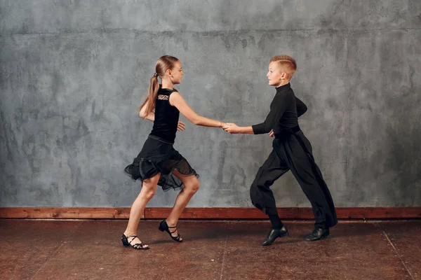 Мальчик и девочка танцуют в бальных танцах Jive — стоковое фото