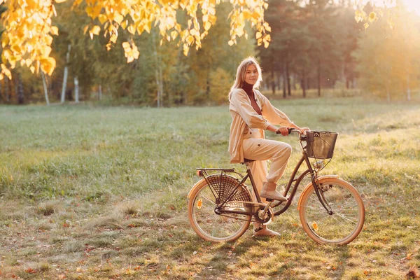Happy active młoda kobieta jazda na rowerze w jesiennym parku — Zdjęcie stockowe