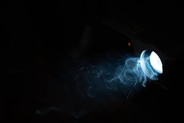 Filmvetítő fénysugár füsttel a sötétben — Stock Fotó