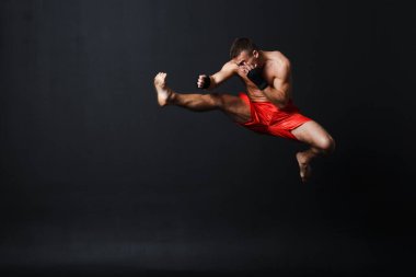 Siyah arka planda sporcu Muay Taylandlı boksör duruşu