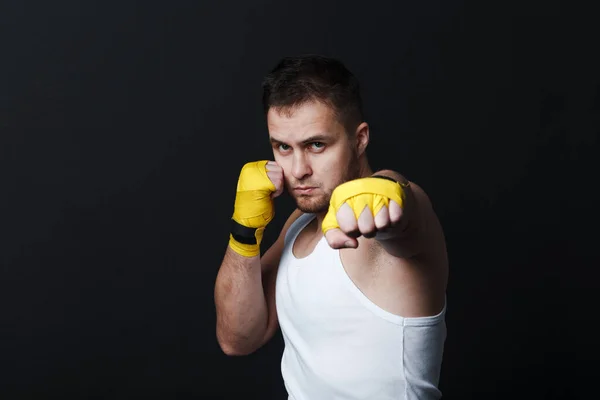 Deportista muay thai hombre boxeador postura en fondo negro —  Fotos de Stock