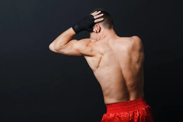 Sportler Muay Thai Mann Boxer Haltung ad Ellbogen Schlag auf schwarzem Hintergrund — Stockfoto