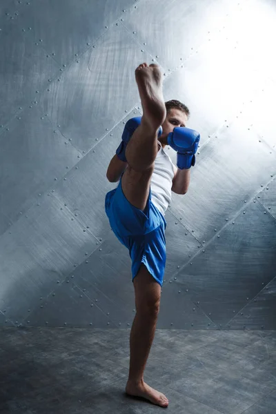 Deportista muay thai hombre boxeador postura posando —  Fotos de Stock