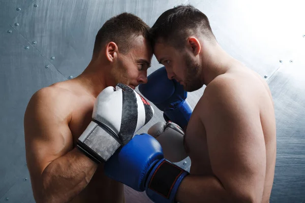 Dos hombres boxeadores luchando contra el boxeo muay thai. Posando cara a cara. —  Fotos de Stock