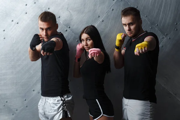 Tři boxeři muž a žena pózovat před bojem muay thai box — Stock fotografie